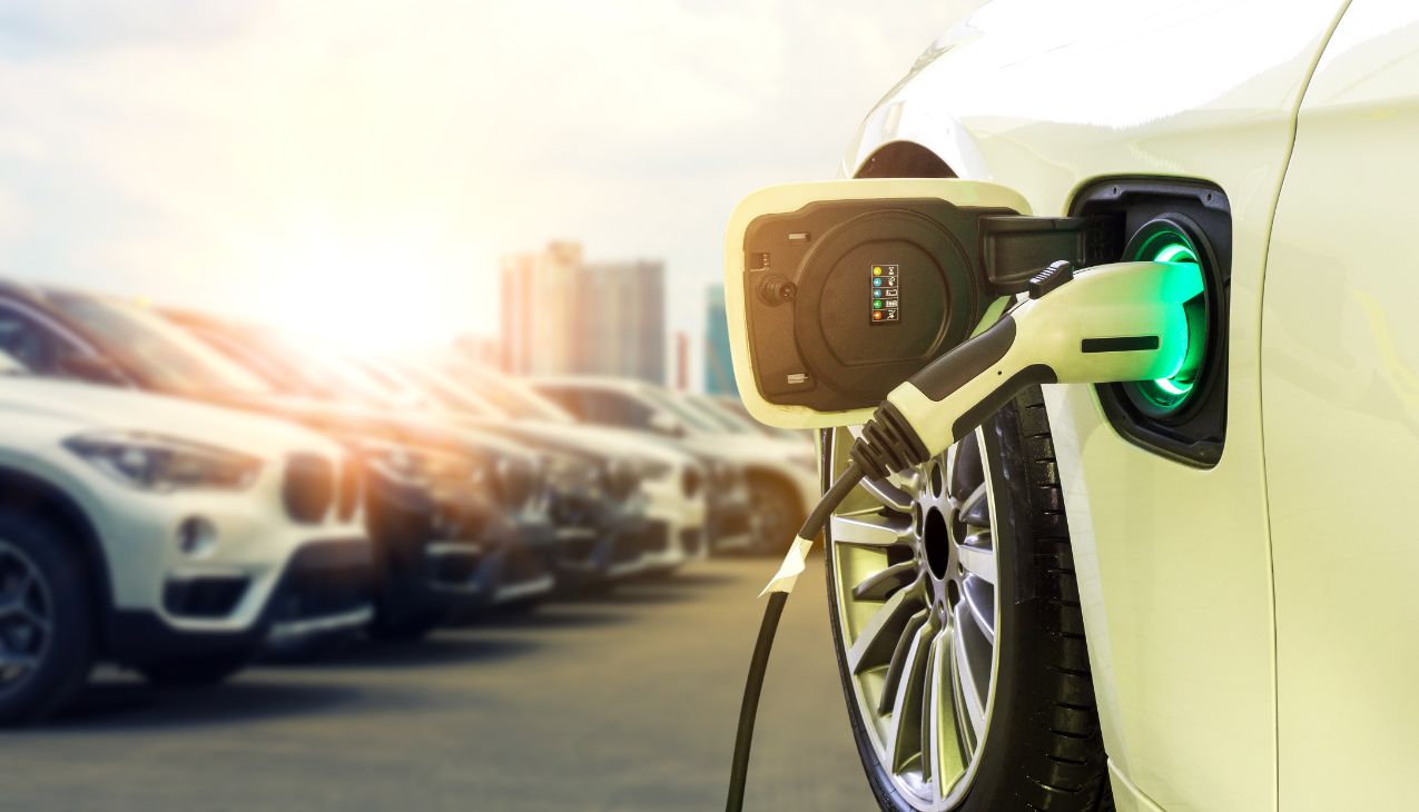 Assurance auto : pourquoi assurer sa voiture électrique va coûter de plus  en plus cher - Boursorama