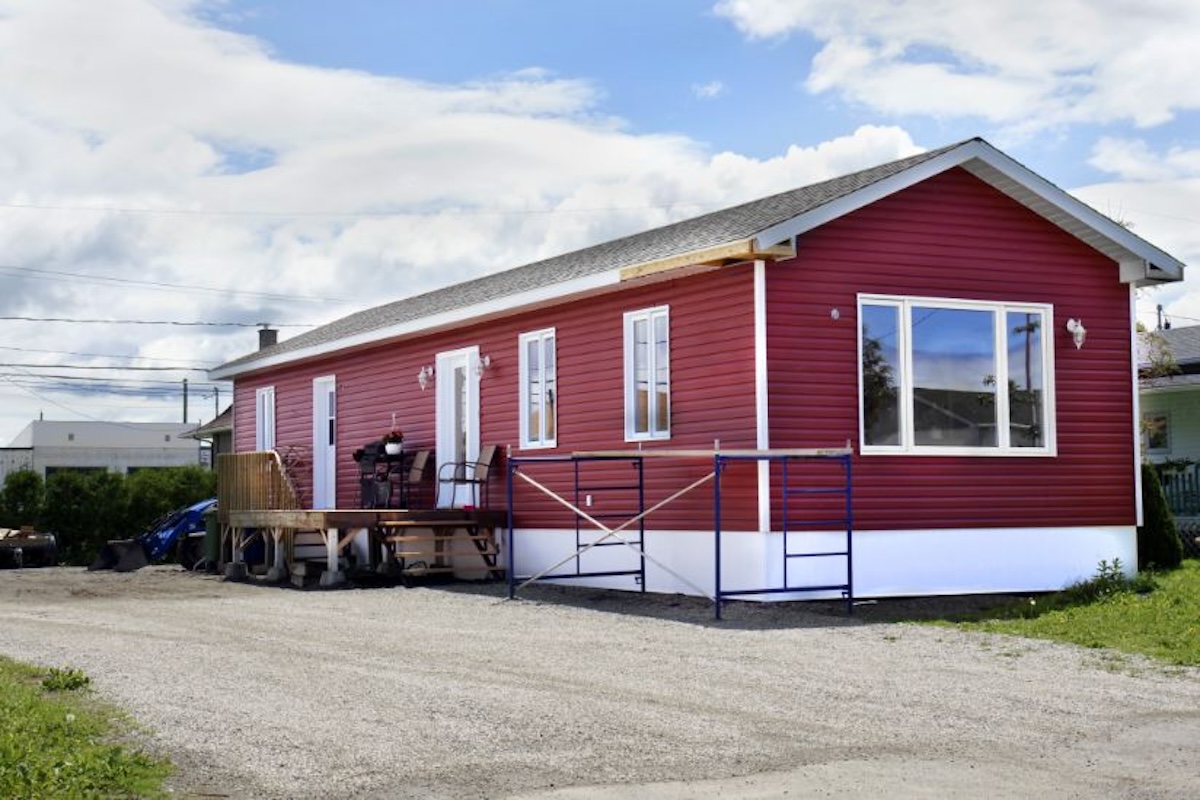 Maison mobile sur fondation, et donc, pouvant généralement être assurée par une police d'assurance habitation standard.