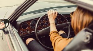 Femme au volant d'une auto assurée à Gatineau
