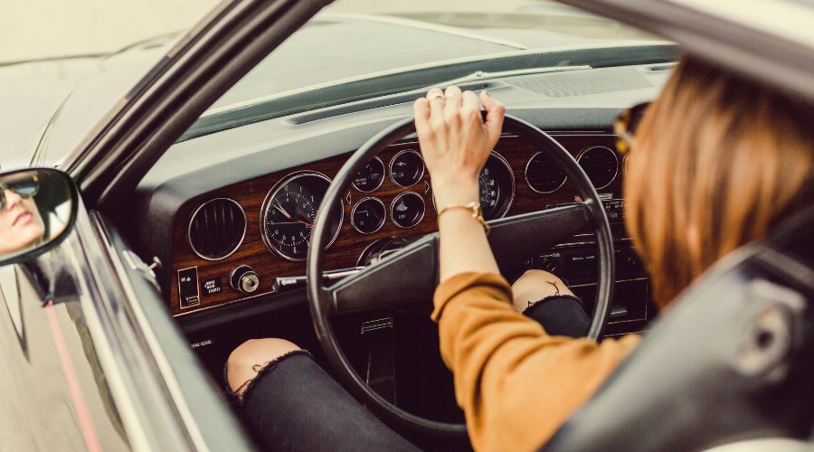 Femme au volant d'une auto assurée à Gatineau