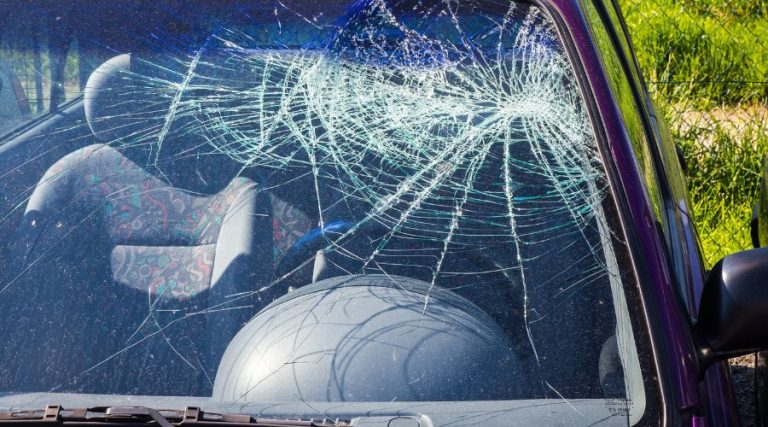 Pare-brise brisé sur une auto qui a une assurance auto à Gatineau