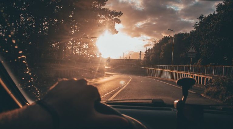 Main sur le volant d'une voiture avec une assurance auto à Gatineau